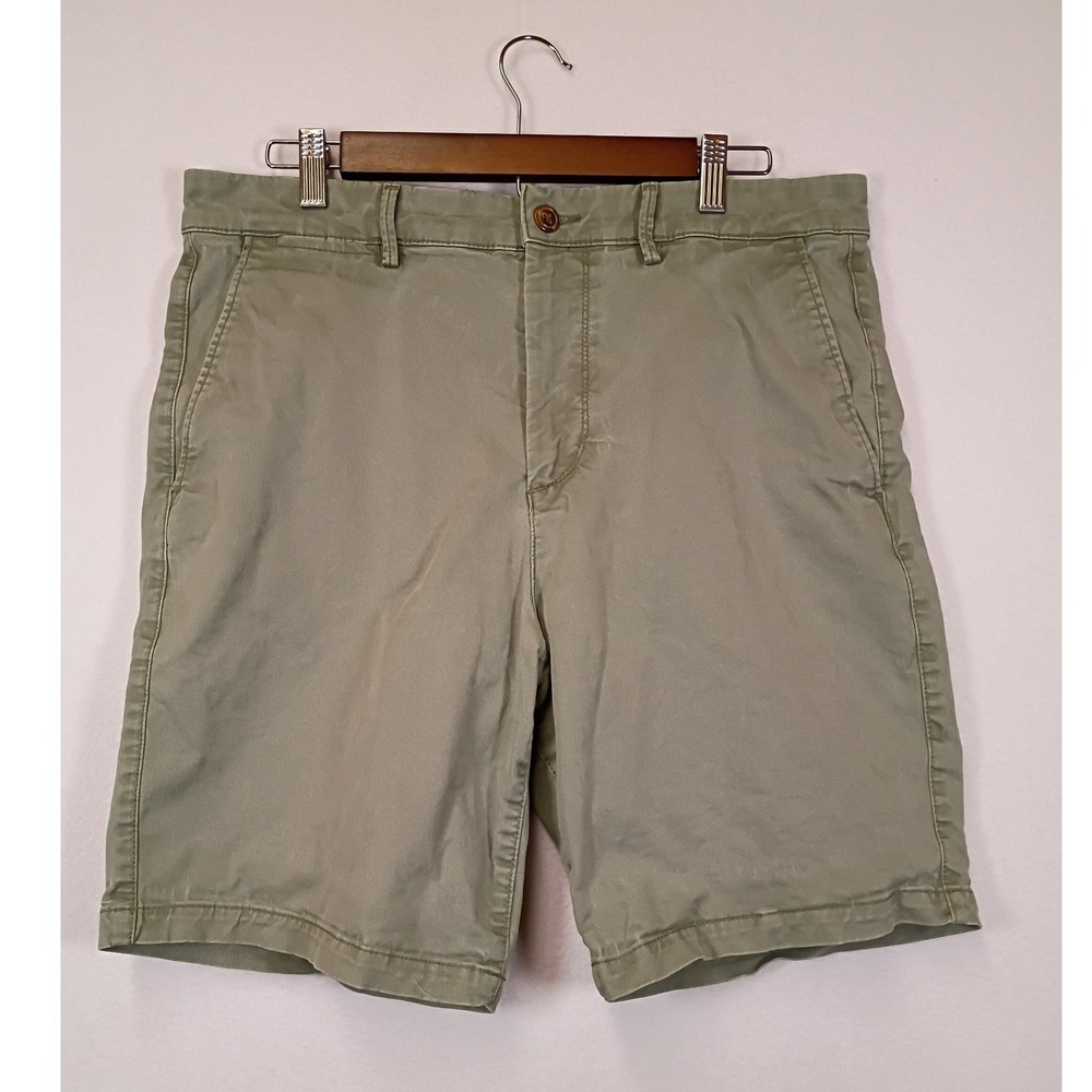 Classic Preppy Gap Mens 33 Olive Green Essential Khaki 9 Inch Inseam Shorts